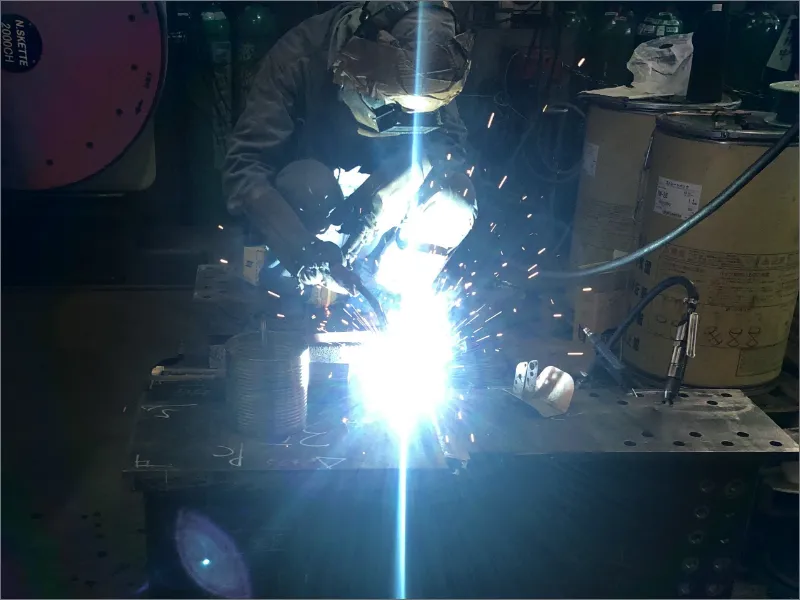 溶接作業を行うスタッフの様子